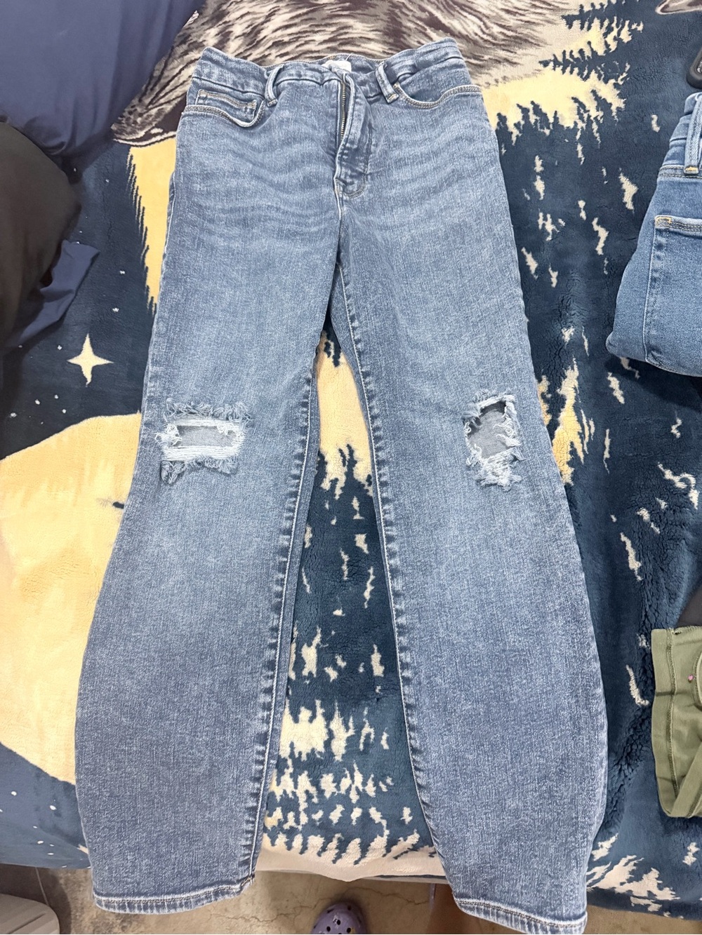 Good American Medium Wash Ripped Boyfriend Jeans